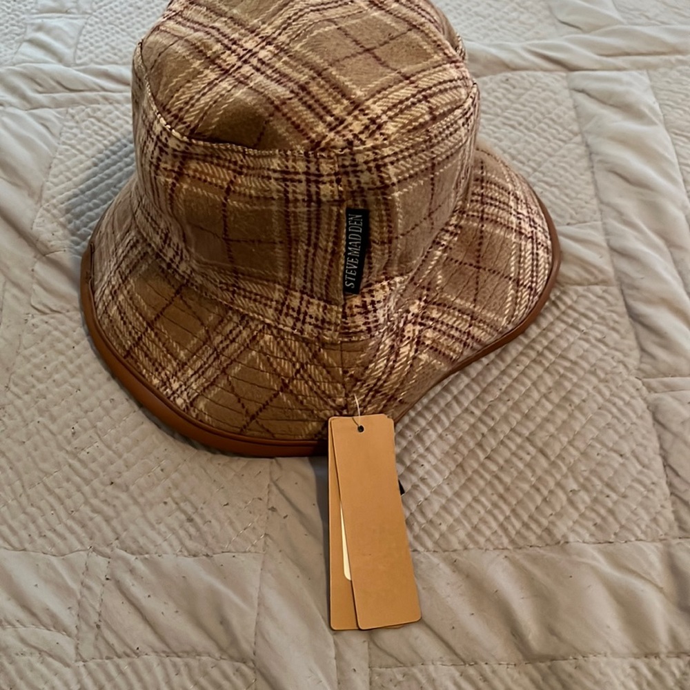 Steve Madden Reversible Bucket Hat. Camel/Plaid. OS
